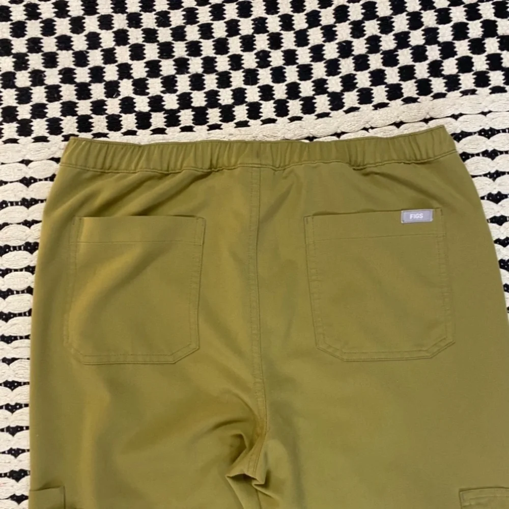 FIGS Cario cargo Scrub bottoms in Olive Green - Mens size ST Small Tall